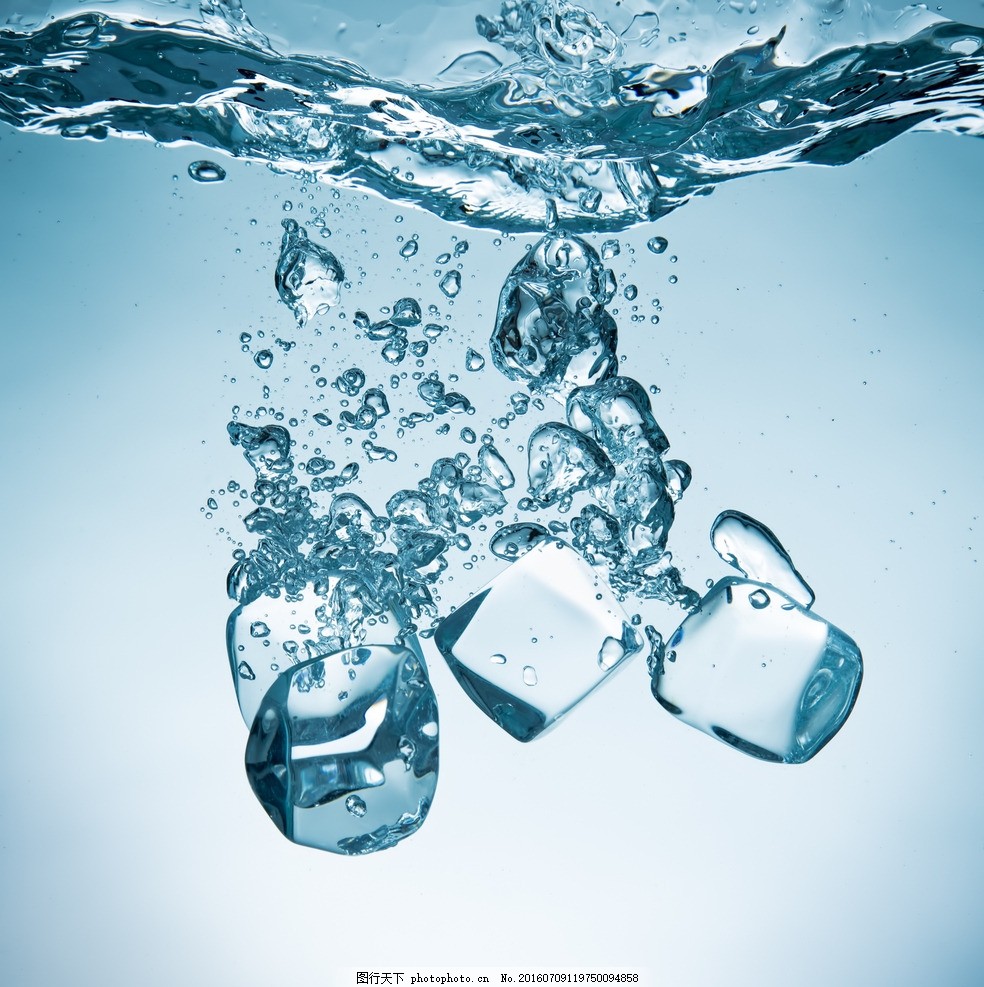 落入水里的冰块,水平面 液体 夏季主题 冰块设计 冰块摄影